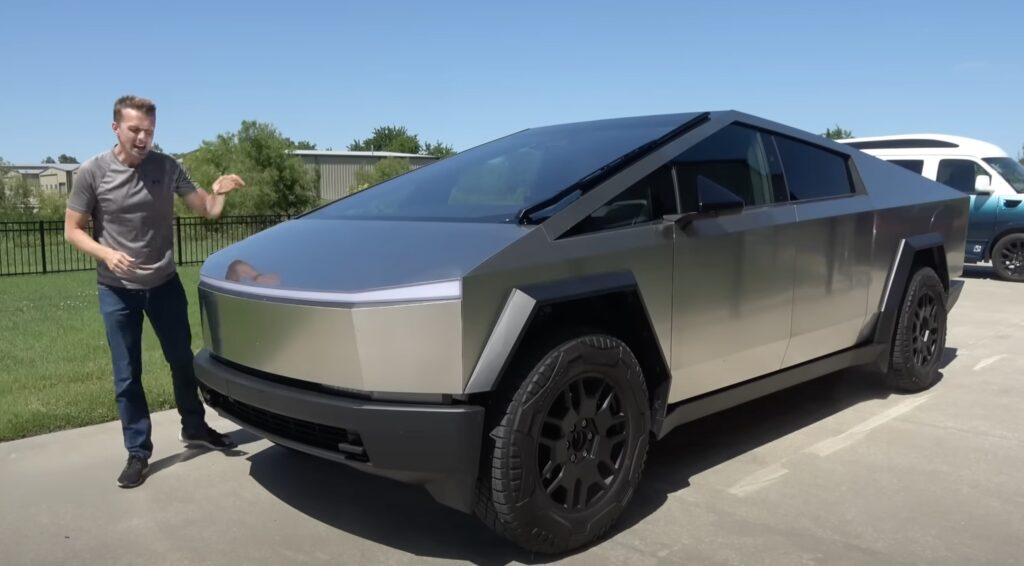 Un hombre compra un Tesla Cybertruck e intenta venderlo un mes después