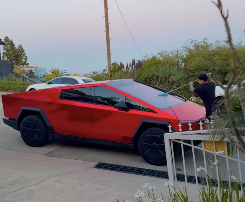 El propietario de un Tesla Cybertruck recoge su vehículo eléctrico en Chrome Red y ya no puede ir al lavado de autos