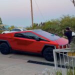 El propietario de un Tesla Cybertruck recoge su vehículo eléctrico en Chrome Red y ya no puede ir al lavado de autos