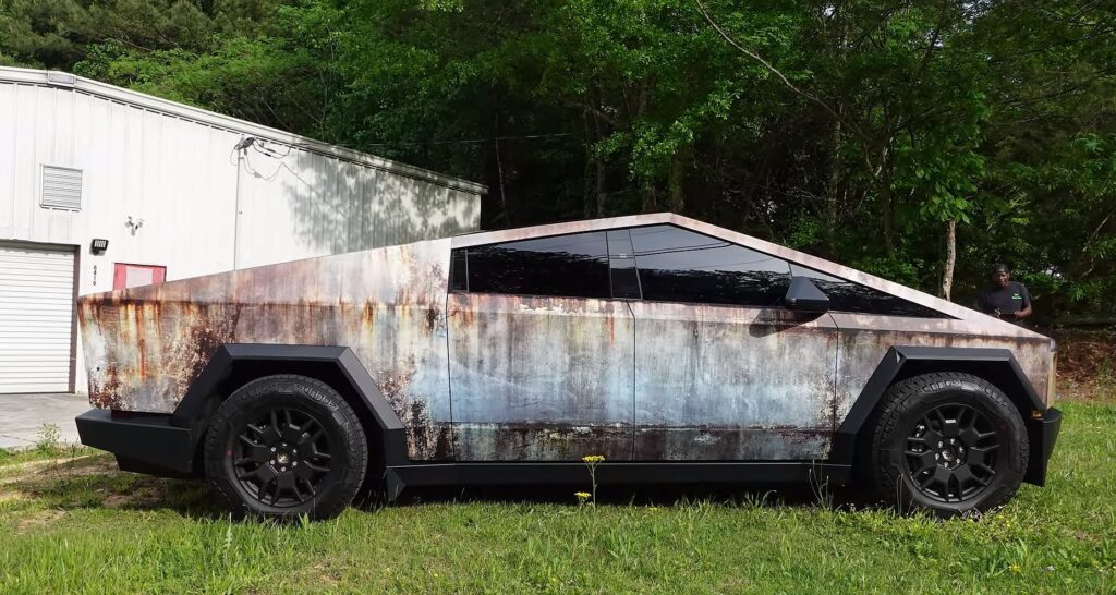 El Tesla Cybertruck recibe un apretón oxidado, parece un hallazgo en un granero