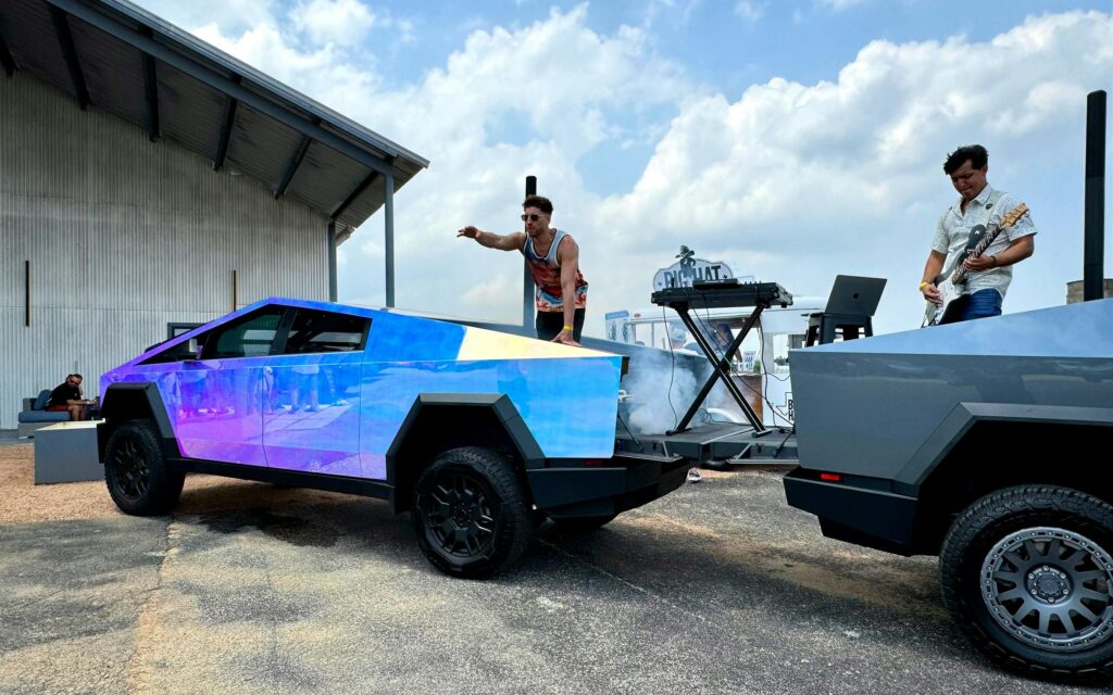 En el primer Cybertruck Rodeo del mundo, las llamas son juguetes y ganar es una forma de vida