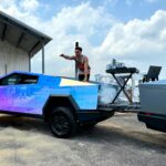 En el primer Cybertruck Rodeo del mundo, las llamas son juguetes y ganar es una forma de vida