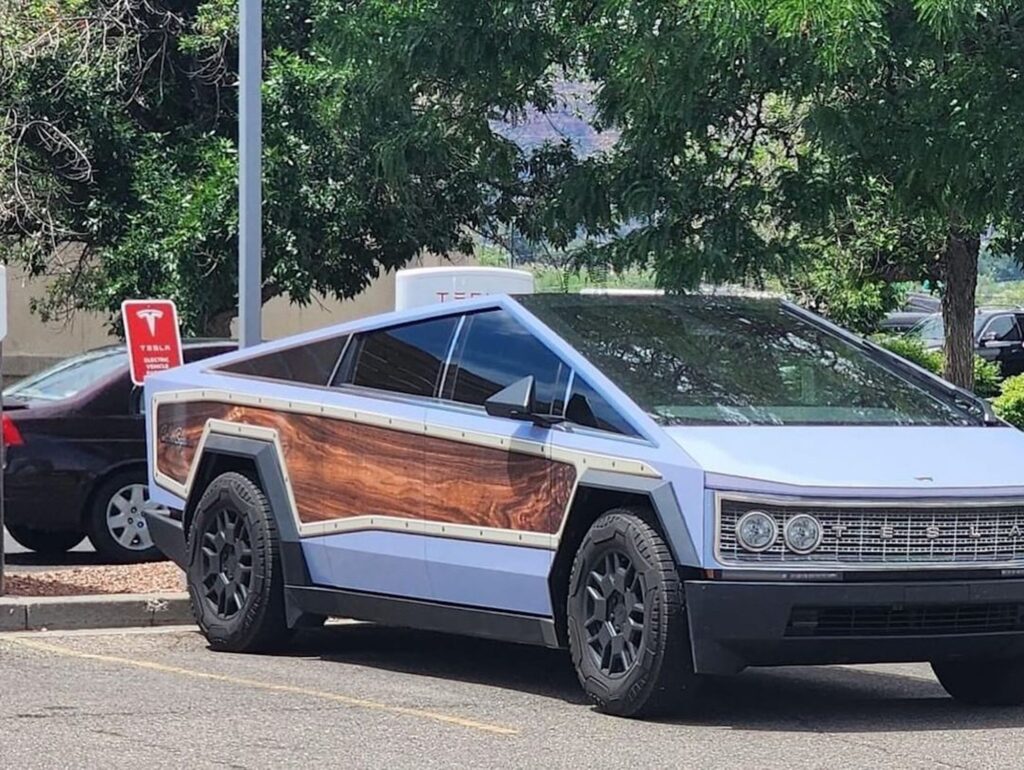 Este Tesla Cybertruck 2024 tiene una personalidad dividida y actúa como un Ford Country Squire de 1965
