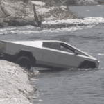 Cybertruck en modo Ping-Pong atrapado en un río que fluye