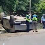 El Tesla Cybertruck se pasa de la curva, vuelca y aterriza sobre el techo
