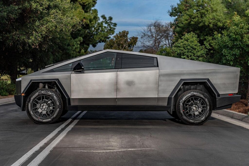 El primer Tesla Cybertruck incluido en una subasta online no cumple con la reserva
