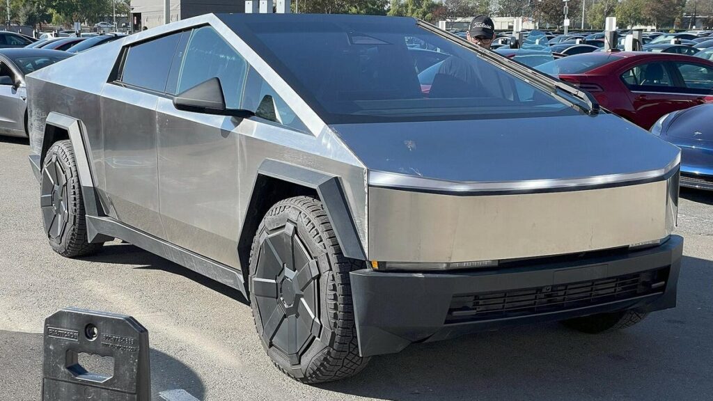 El Tesla Cybertruck se vendió después de que no pudo entrar en un garaje
