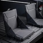 Tesla lanza nuevos asientos y escudos para el portón trasero Cybertruck