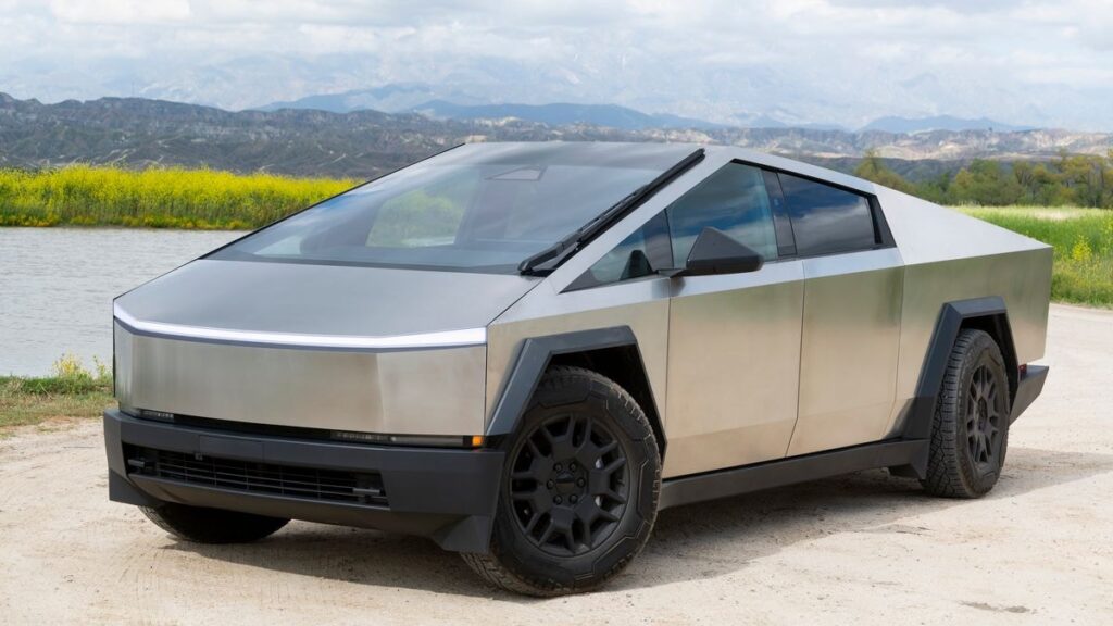 2024 Tesla Cybertruck vs.  Comparación de la camioneta GMC Hummer EV 2024