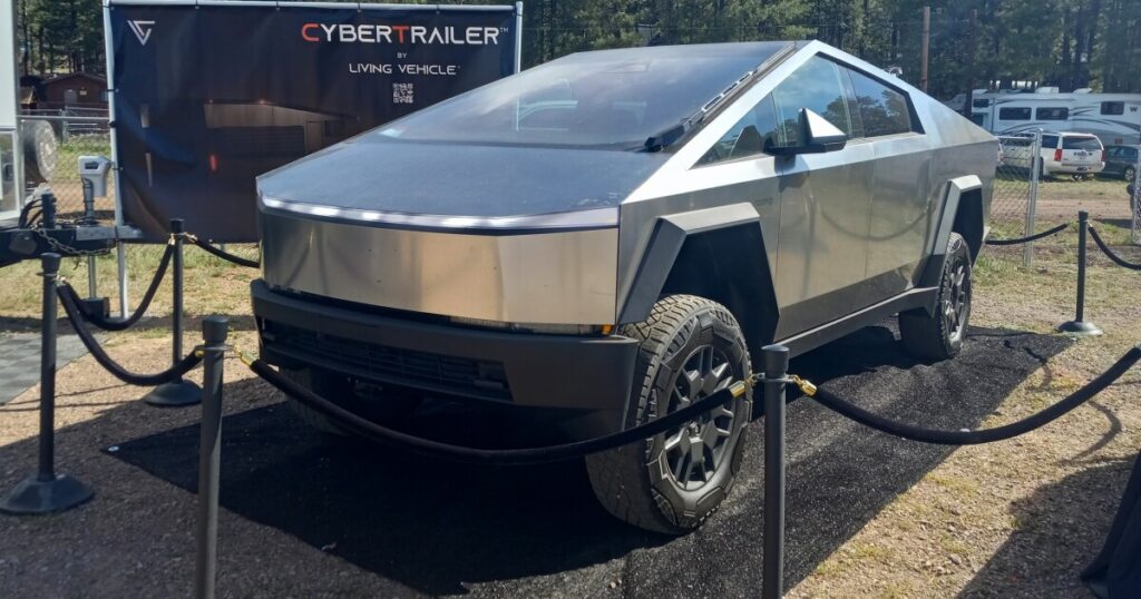 La caravana de supervivencia Tesla Cybertruck es una e-RV que produce agua