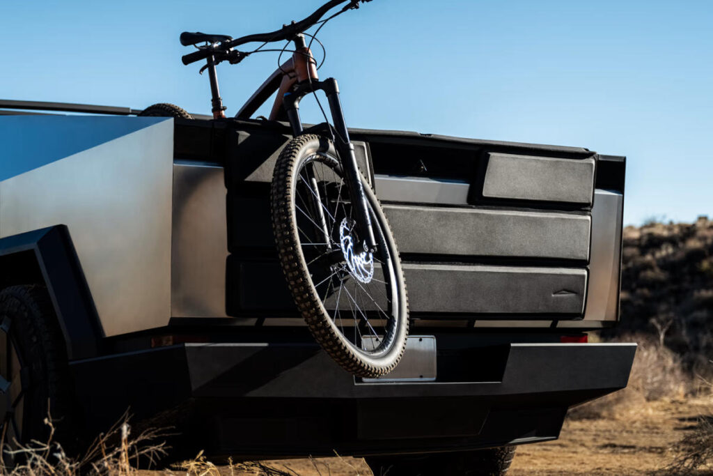 Tesla ahora está vendiendo un Cybertruck Tailgate Shield de $ 300 para proteger su camión a prueba de balas