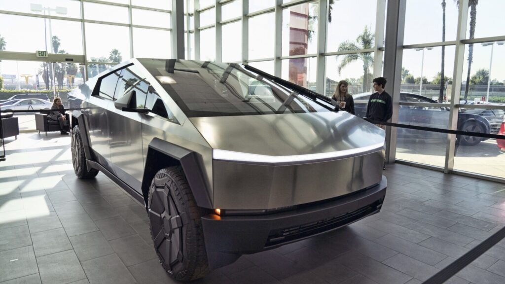 Cuarto retiro del mercado del nuevo Cybertruck futurista de Tesla