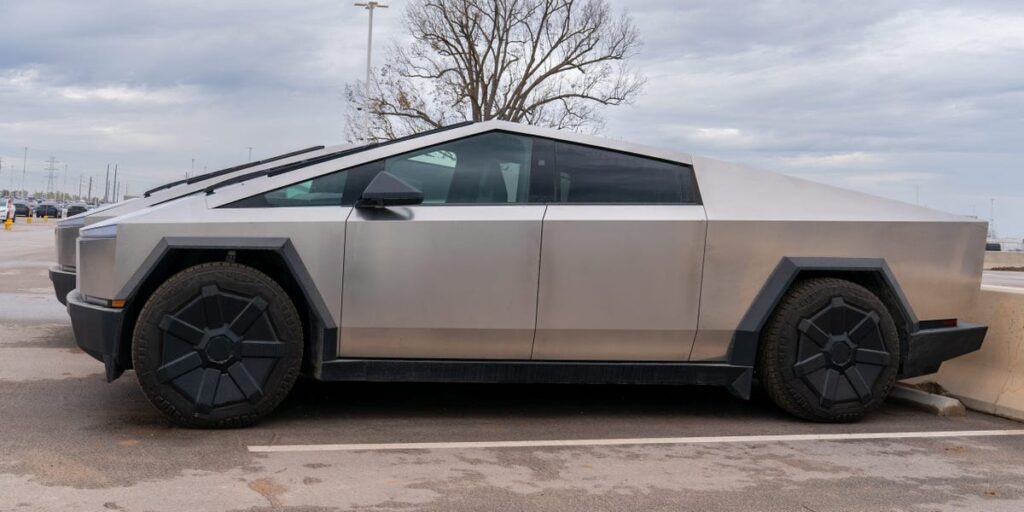 Acampar en el Tesla Cybertruck en comparación con la tienda de campaña en el techo del Rivian R1T