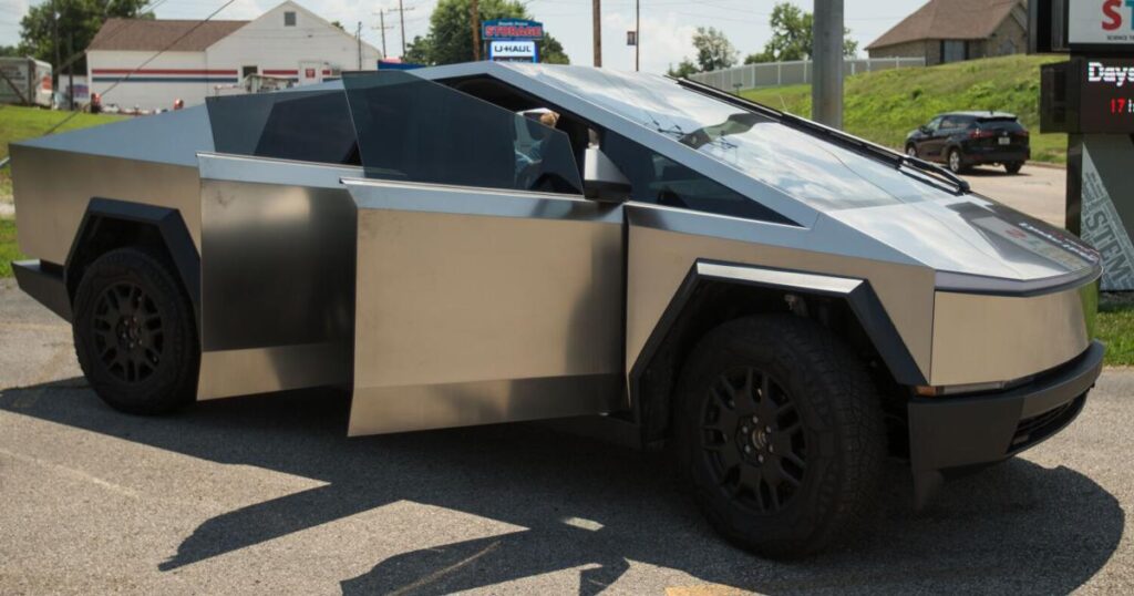 El Tesla Cybertruck ha llamado la atención en South Point, Ohio | Negocio
