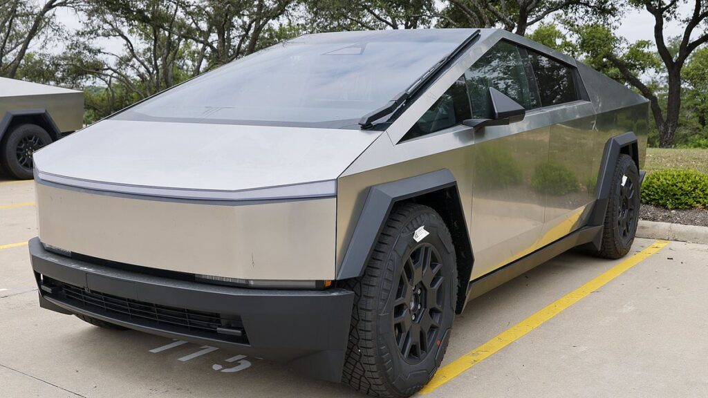 El propietario de un Tesla comparte las desventajas de conducir un Cybertruck mientras pone a prueba el automóvil de lujo en TikTok