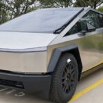 El propietario de un Tesla comparte las desventajas de conducir un Cybertruck mientras pone a prueba el automóvil de lujo en TikTok