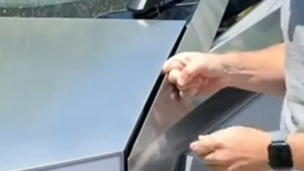 El propietario de Cybertruck prueba la característica de ‘trampa mortal’ que Tesla afirma arreglar… y casi pierde el dedo