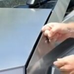El propietario de Cybertruck prueba la característica de ‘trampa mortal’ que Tesla afirma arreglar… y casi pierde el dedo