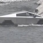 Cybertruck se queda atascado intentando cruzar el río California en la última desventura del coche futurista de Tesla