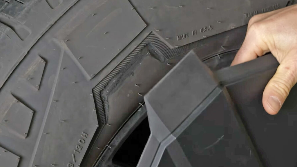 Los tapacubos especiales de las ruedas del Tesla Cybertruck dañan sus neumáticos especiales