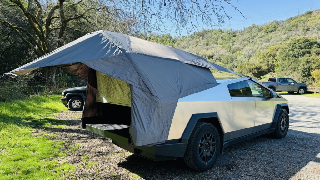 La tienda Cybertruck «Basecamp» de Tesla está afuera y… está encogida