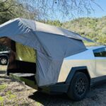 La tienda Cybertruck «Basecamp» de Tesla está afuera y… está encogida