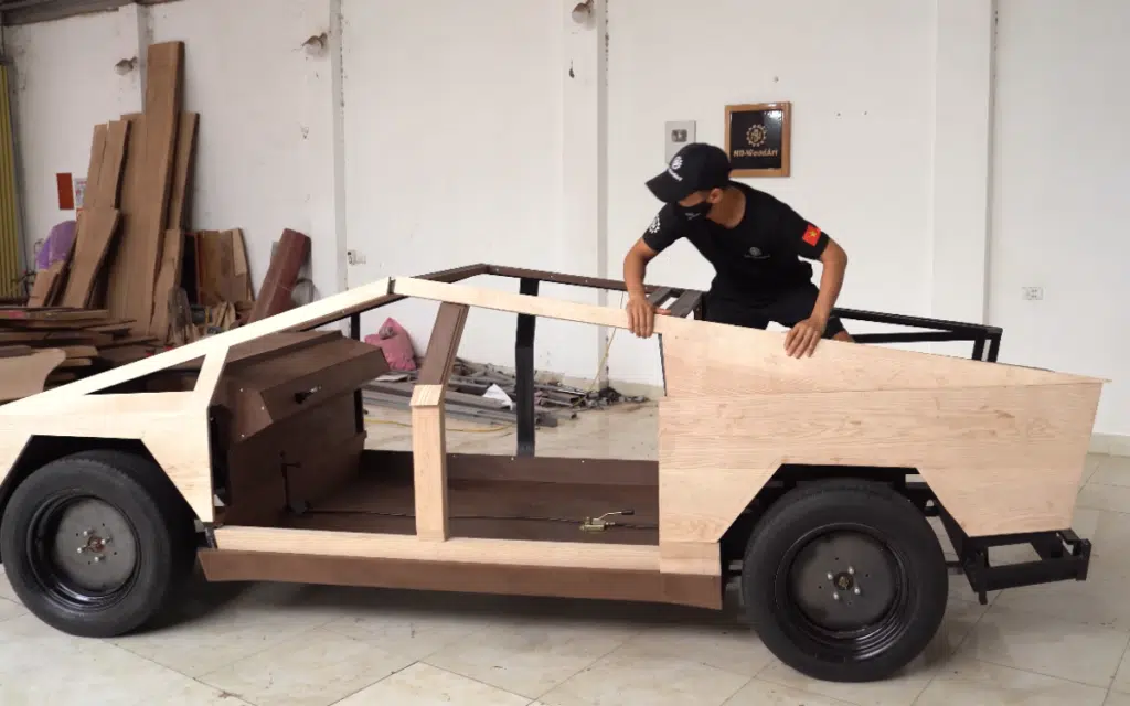 Elon Musk responde al hombre que construyó el Cybertruck de madera