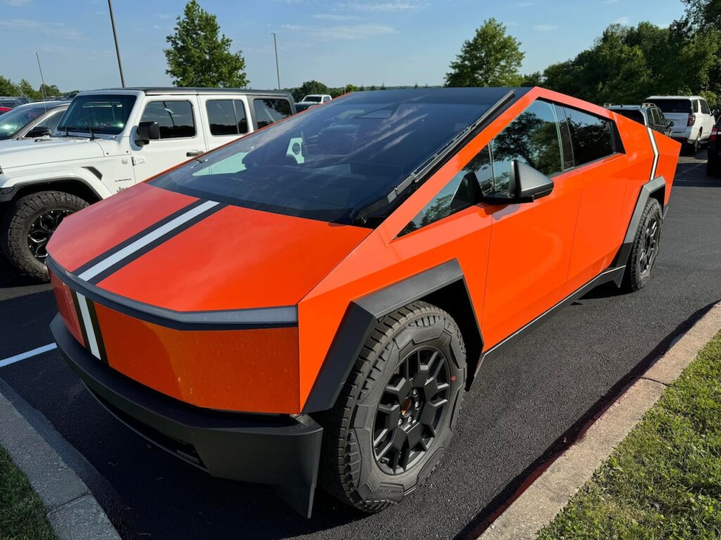 Fan de los Browns convierte el Tesla Cybertruck en ‘Cyber ​​​​Dawg’ y es un programa diario (vídeo)