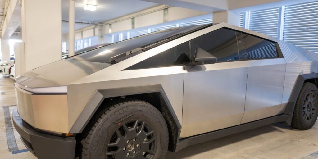Tesla dejó que un hombre vendiera su Cybertruck porque no cabía en su garaje