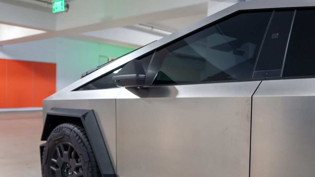 El propietario del Tesla Cybertruck encuentra una nueva forma de cortarse los dedos en las puertas