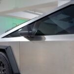 El propietario del Tesla Cybertruck encuentra una nueva forma de cortarse los dedos en las puertas