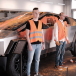 Activistas climáticos destrozan Cybertruck en su lanzamiento en Alemania