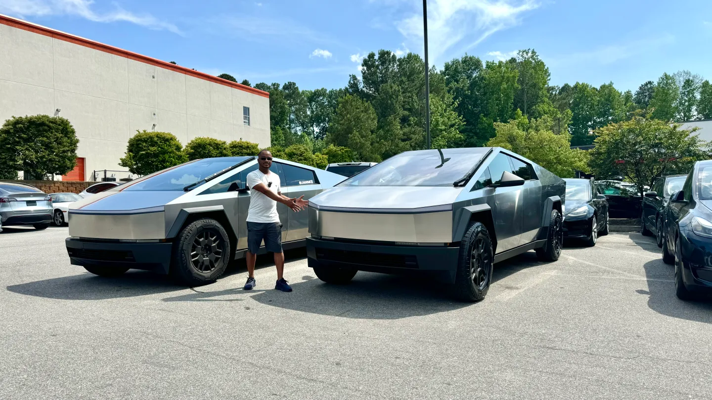 Apunta al Tesla Cybertruck de reemplazo que acaba de recibir Lamar.  A la izquierda, 