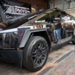 El taller de pulido Berks convierte el Cybertruck en un espejo sobre ruedas