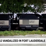 Alguien a quien realmente no le gusta Elon Musk ha destrozado decenas de Tesla Cybertrucks
