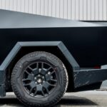 Elon Musk reacciona mientras el rapero Meek Mill flexiona su Cybertruck negro antes de la nueva canción de Tesla titulada EV Truck.