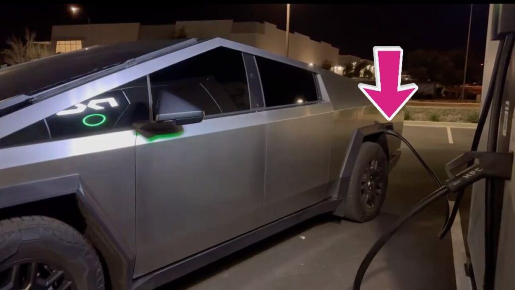 Un Tesla Cybertruck visto en una estación de servicio que alimenta múltiples surtidores de gasolina permite que los vehículos ICE se reposten: un Cybertruck ha sido rescatado después de un corte de energía en Oil Country Texas
