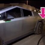 Un Tesla Cybertruck visto en una estación de servicio que alimenta múltiples surtidores de gasolina permite que los vehículos ICE se reposten: un Cybertruck ha sido rescatado después de un corte de energía en Oil Country Texas