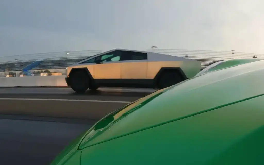Tesla Cybertruck compite con Chevrolet Corvette Grand Sport