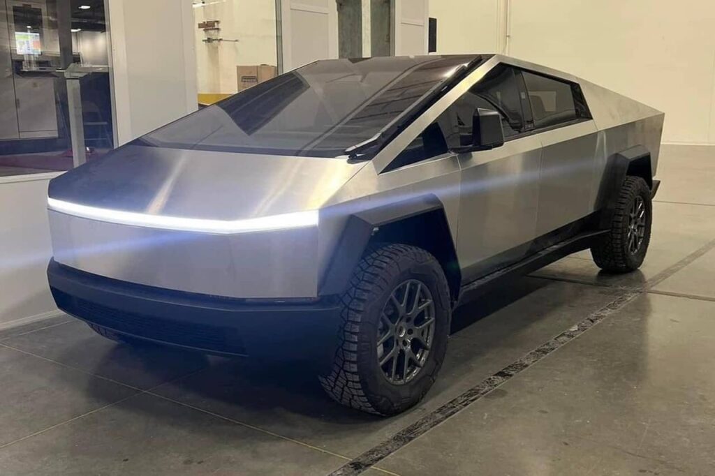 Cybertruck totalmente autónomo en agosto