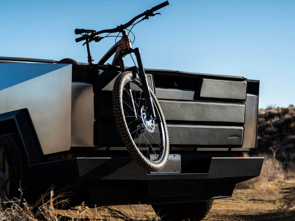 Tesla presenta Tailgate Shield y Jumpseat para propietarios de Cybertruck – Yanko Design
