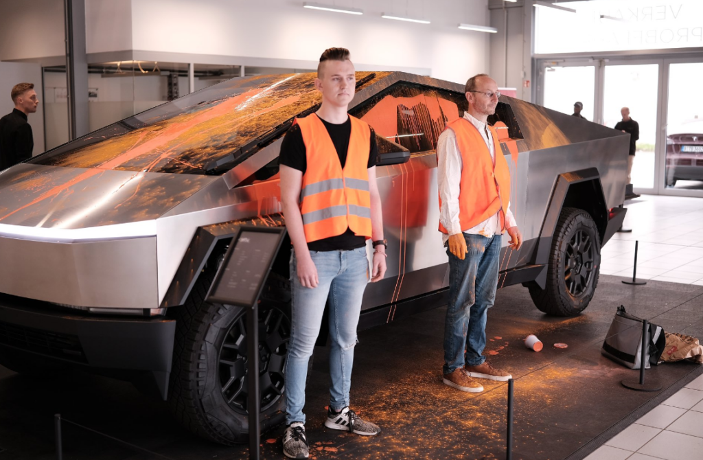 Activistas climáticos destrozan el Tesla Cybertruck en Alemania: ¿por qué?  : Tecnología : Tiempos tecnológicos