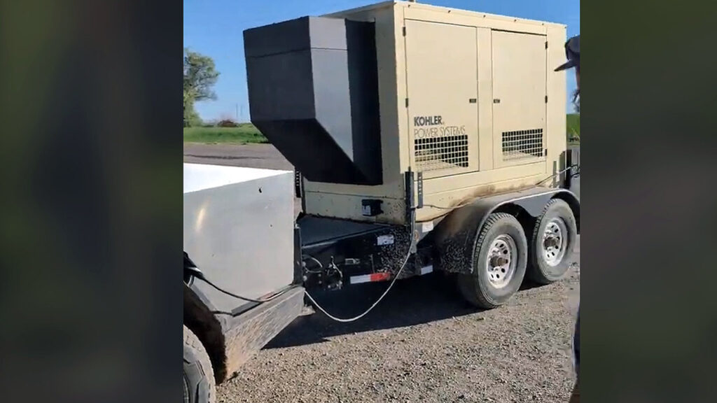 El Cybertruck lleva un generador diésel para cargar, ya que el agricultor utiliza la batería para soldar