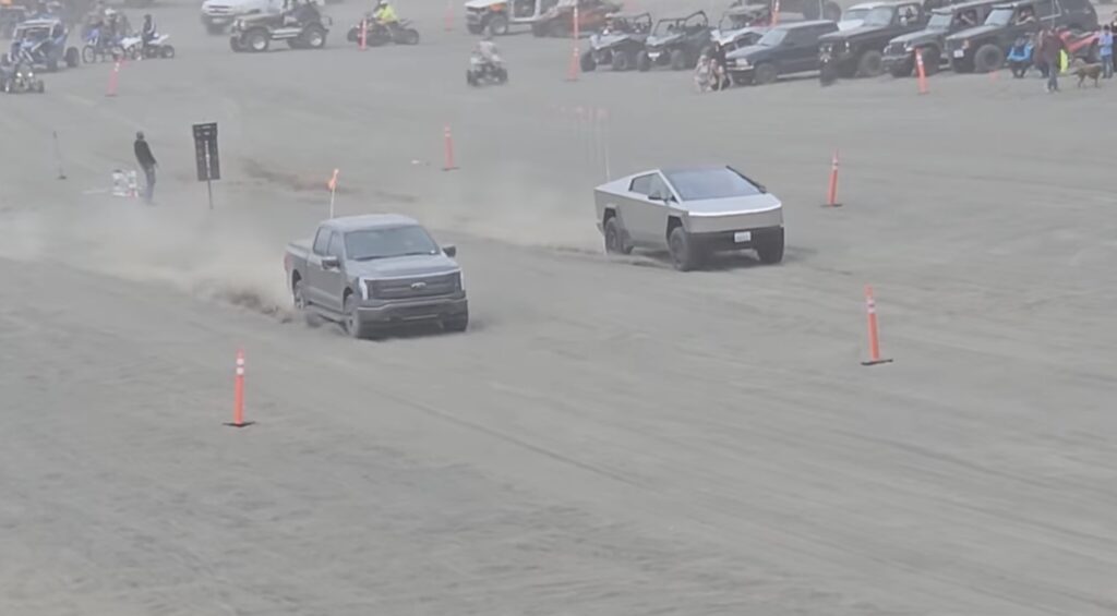 Cybertruck Drag Races F-150 Relámpago sobre arena, uno debe permanecer en el asiento solar