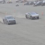 Cybertruck Drag Races F-150 Relámpago sobre arena, uno debe permanecer en el asiento solar