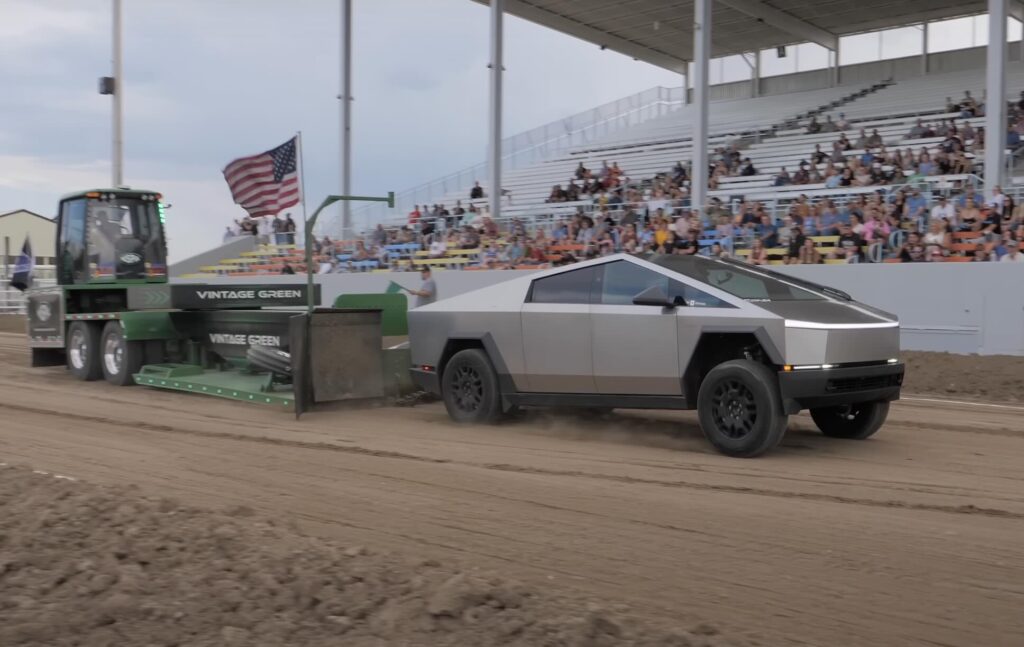 El Tesla Cybertruck trasladado al tractor lucha por seguir el ritmo del RAM Cummins con motor diésel