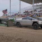 El Tesla Cybertruck trasladado al tractor lucha por seguir el ritmo del RAM Cummins con motor diésel