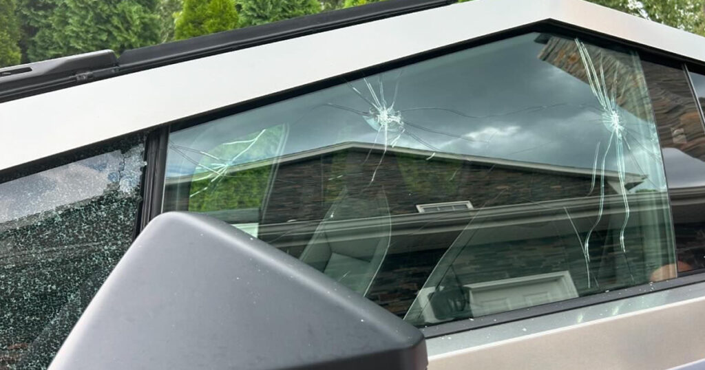 Mujer arrestada por romper las ventanas de un camión de helados Cybertruck