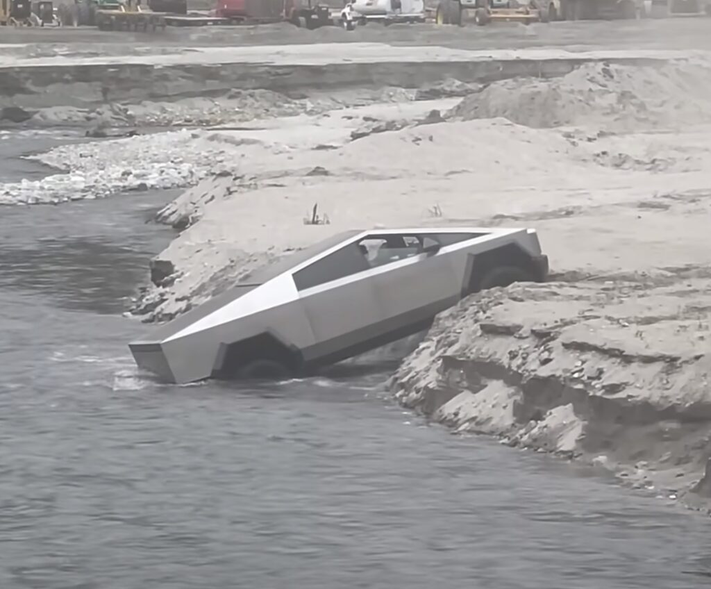 Conductor sobreestima el Tesla Cybertruck y se queda atrapado en el lecho de un río