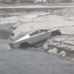 Conductor sobreestima el Tesla Cybertruck y se queda atrapado en el lecho de un río
